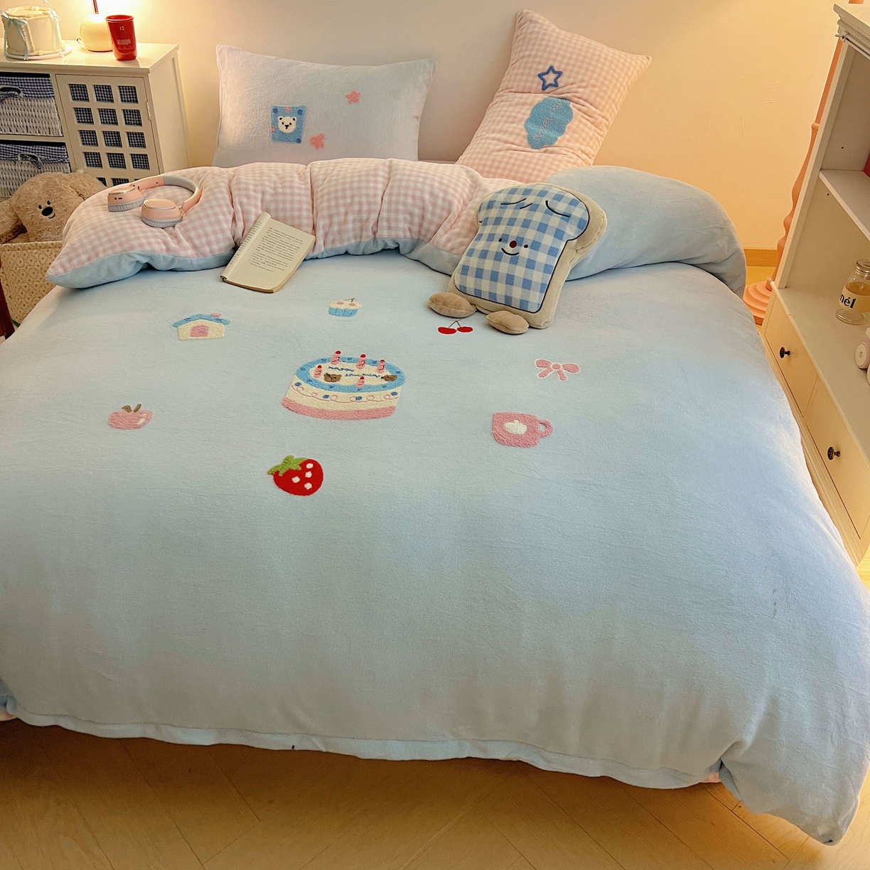 91家纺网 家纺一手货源 找家纺 盼季家纺 2025新款卡通毛巾绣牛奶绒保暖四件套 牛奶绒毛巾绣-蛋糕聚会