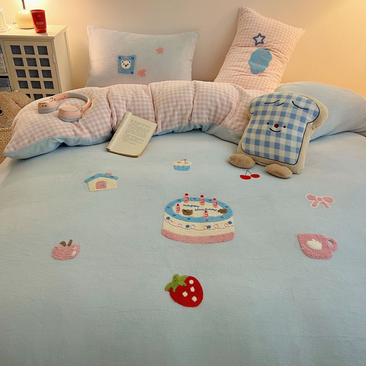 91家纺网 家纺一手货源 找家纺 盼季家纺 2025新款卡通毛巾绣牛奶绒保暖四件套 牛奶绒毛巾绣-蛋糕聚会