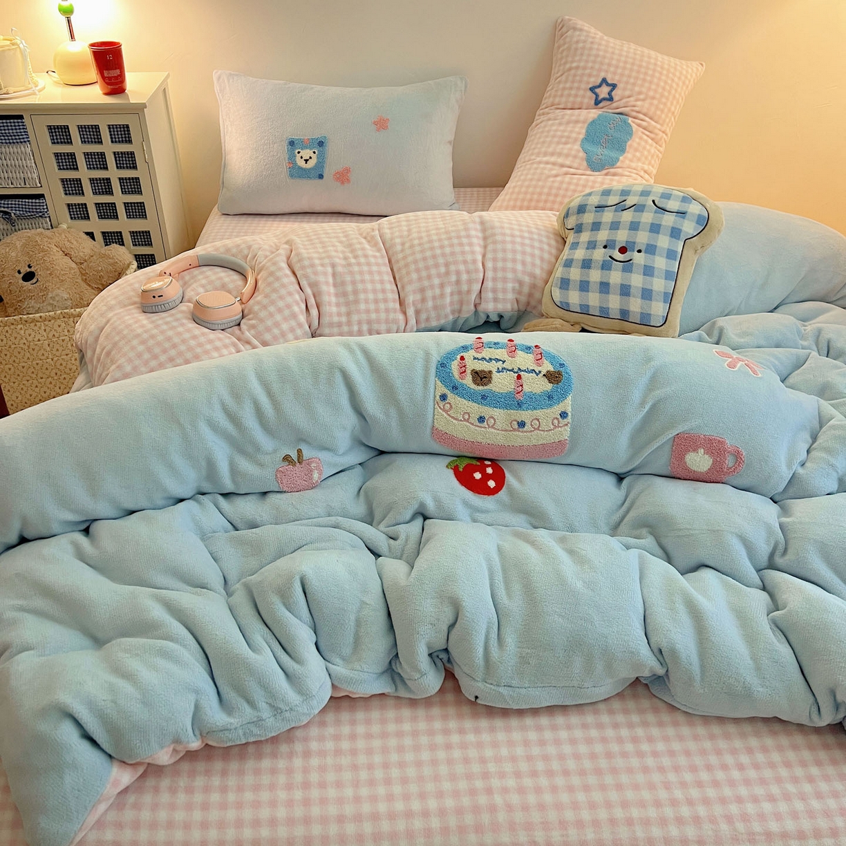 91家纺网 家纺一手货源 找家纺 盼季家纺 2025新款卡通毛巾绣牛奶绒保暖四件套 牛奶绒毛巾绣-蛋糕聚会