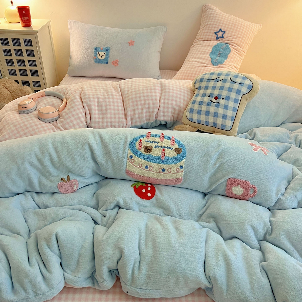 91家纺网 家纺一手货源 找家纺 盼季家纺 2025新款卡通毛巾绣牛奶绒保暖四件套 牛奶绒毛巾绣-蛋糕聚会