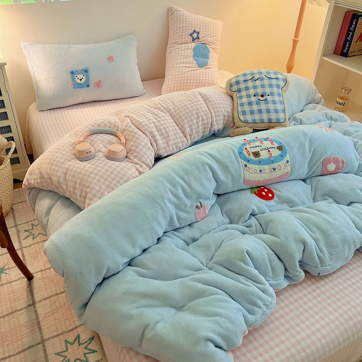 91家纺网 家纺一手货源 找家纺 盼季家纺 2025新款卡通毛巾绣牛奶绒保暖四件套 牛奶绒毛巾绣-蛋糕聚会