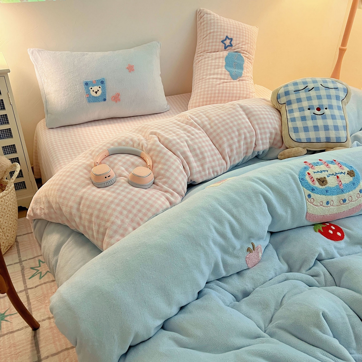 91家纺网 家纺一手货源 找家纺 盼季家纺 2025新款卡通毛巾绣牛奶绒保暖四件套 牛奶绒毛巾绣-蛋糕聚会