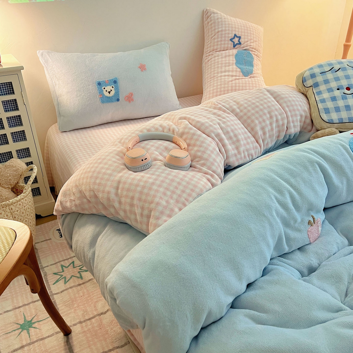 91家纺网 家纺一手货源 找家纺 盼季家纺 2025新款卡通毛巾绣牛奶绒保暖四件套 牛奶绒毛巾绣-蛋糕聚会