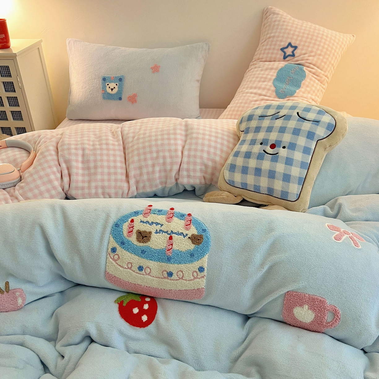 91家纺网 家纺一手货源 找家纺 盼季家纺 2025新款卡通毛巾绣牛奶绒保暖四件套 牛奶绒毛巾绣-蛋糕聚会