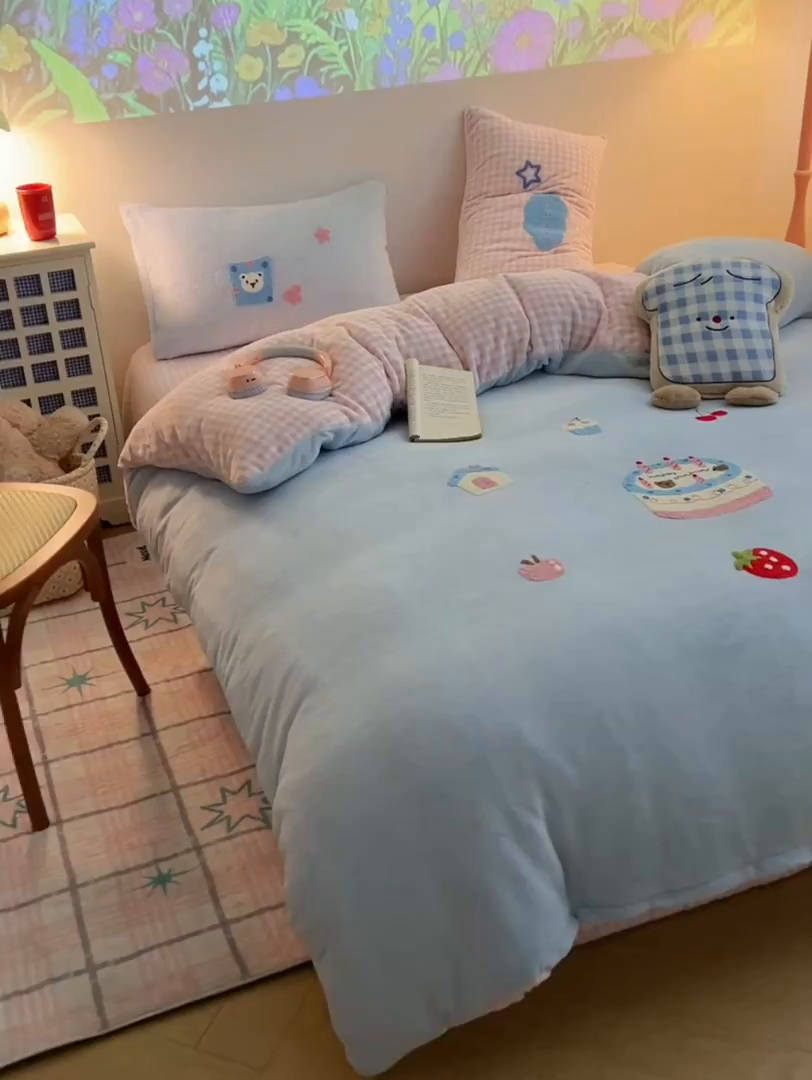 91家纺网 家纺一手货源 找家纺 盼季家纺 2025新款卡通毛巾绣牛奶绒保暖四件套 牛奶绒毛巾绣-蛋糕聚会