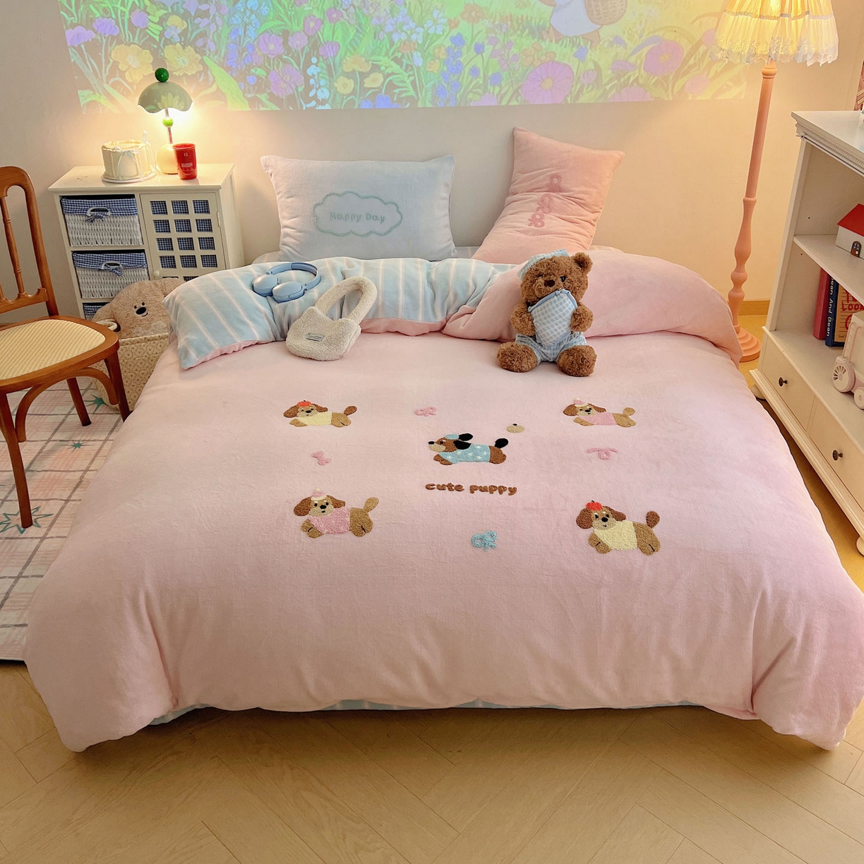 91家纺网 家纺一手货源 找家纺 盼季家纺 2025新款卡通毛巾绣牛奶绒保暖四件套 牛奶绒毛巾绣-狗狗腊肠