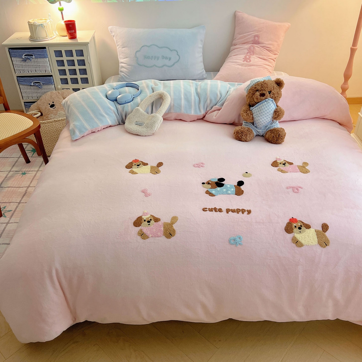 91家纺网 家纺一手货源 找家纺 盼季家纺 2025新款卡通毛巾绣牛奶绒保暖四件套 牛奶绒毛巾绣-狗狗腊肠