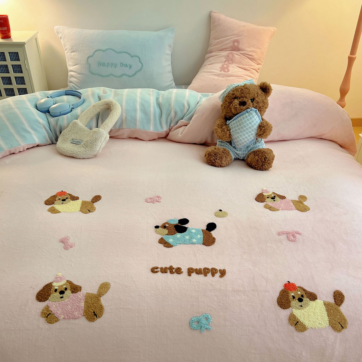 91家纺网 家纺一手货源 找家纺 盼季家纺 2025新款卡通毛巾绣牛奶绒保暖四件套 牛奶绒毛巾绣-狗狗腊肠