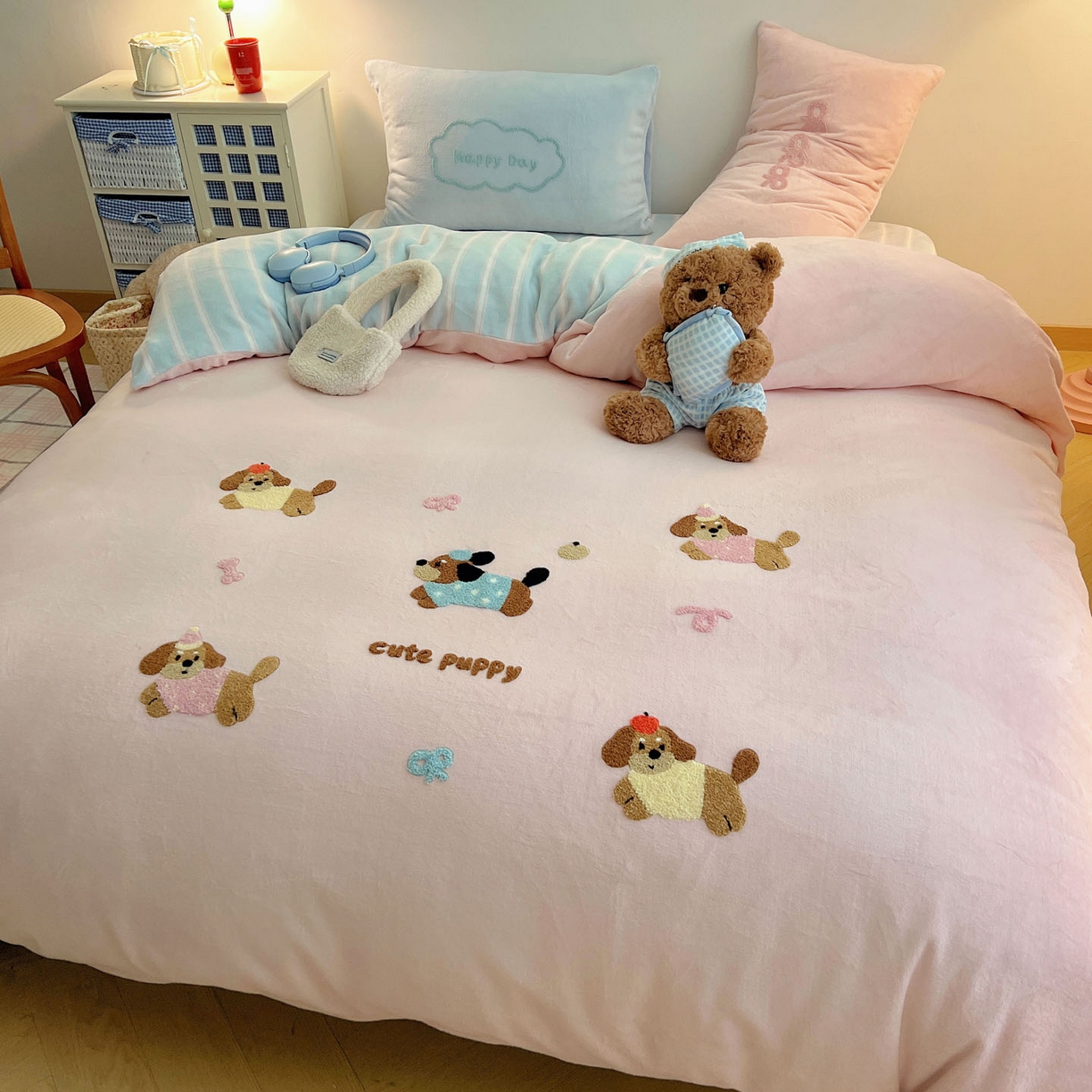 91家纺网 家纺一手货源 找家纺 盼季家纺 2025新款卡通毛巾绣牛奶绒保暖四件套 牛奶绒毛巾绣-狗狗腊肠