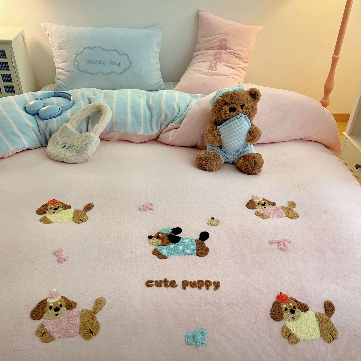 91家纺网 家纺一手货源 找家纺 盼季家纺 2025新款卡通毛巾绣牛奶绒保暖四件套 牛奶绒毛巾绣-狗狗腊肠