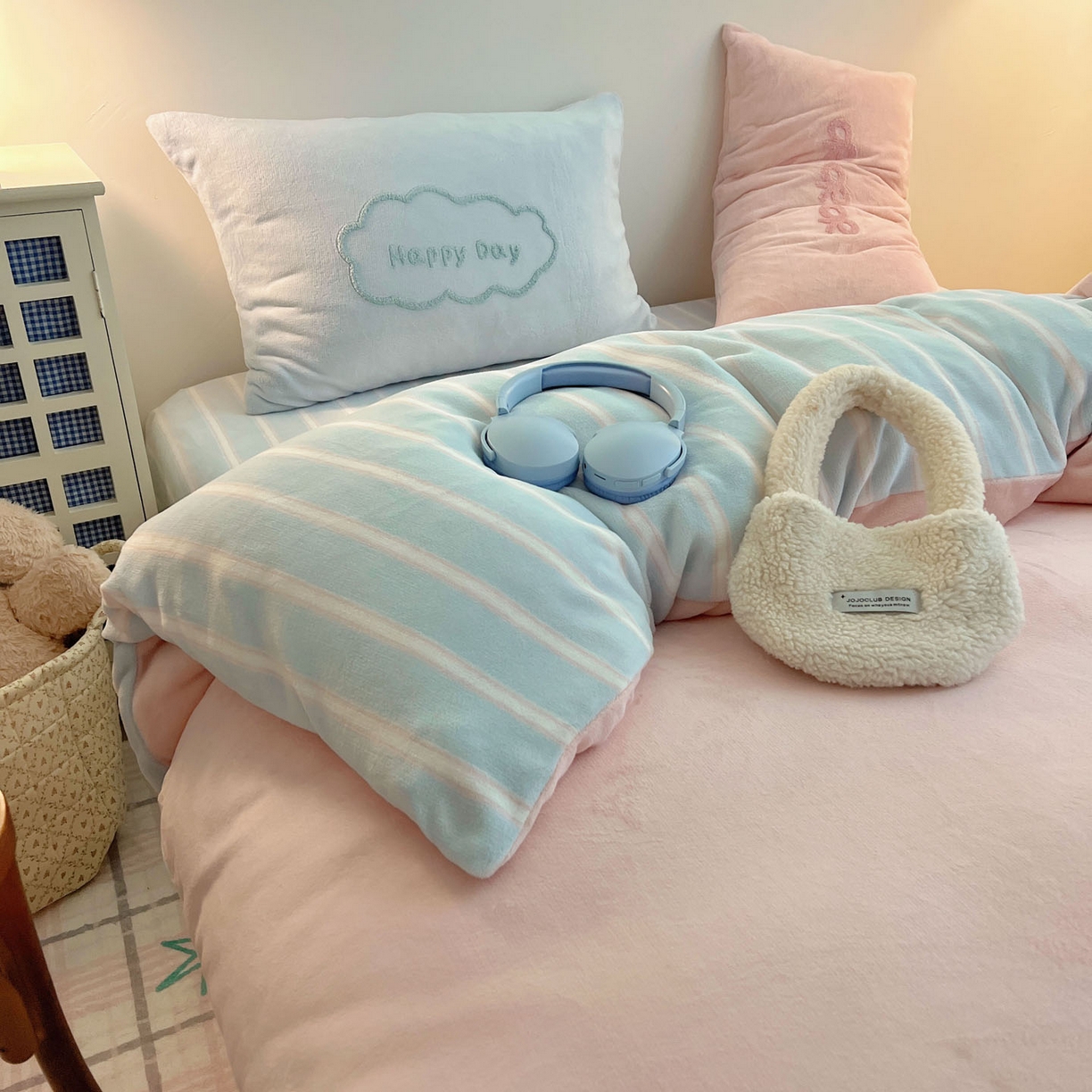 91家纺网 家纺一手货源 找家纺 盼季家纺 2025新款卡通毛巾绣牛奶绒保暖四件套 牛奶绒毛巾绣-狗狗腊肠