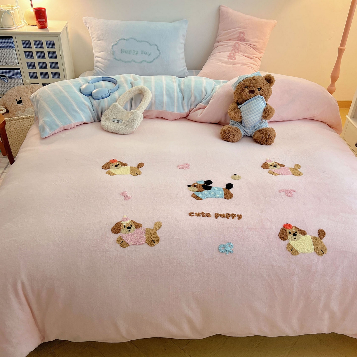 91家纺网 家纺一手货源 找家纺 盼季家纺 2025新款卡通毛巾绣牛奶绒保暖四件套 牛奶绒毛巾绣-狗狗腊肠