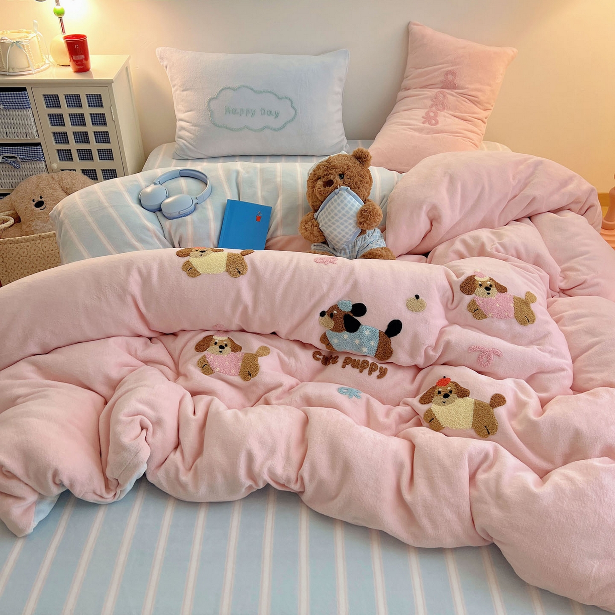 91家纺网 家纺一手货源 找家纺 盼季家纺 2025新款卡通毛巾绣牛奶绒保暖四件套 牛奶绒毛巾绣-狗狗腊肠