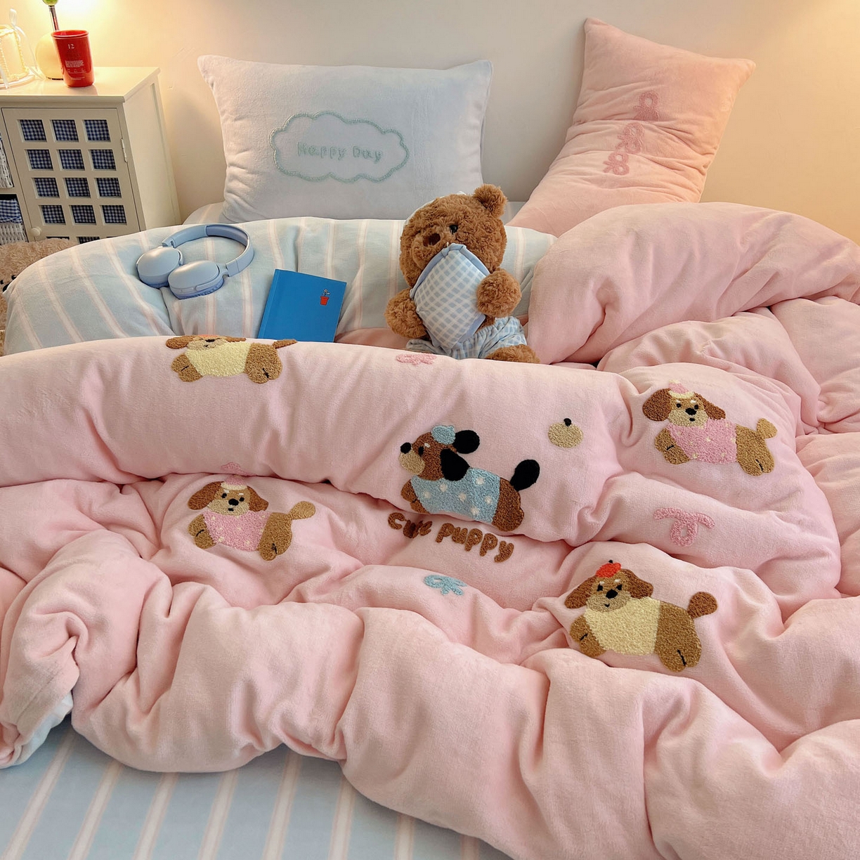 91家纺网 家纺一手货源 找家纺 盼季家纺 2025新款卡通毛巾绣牛奶绒保暖四件套 牛奶绒毛巾绣-狗狗腊肠