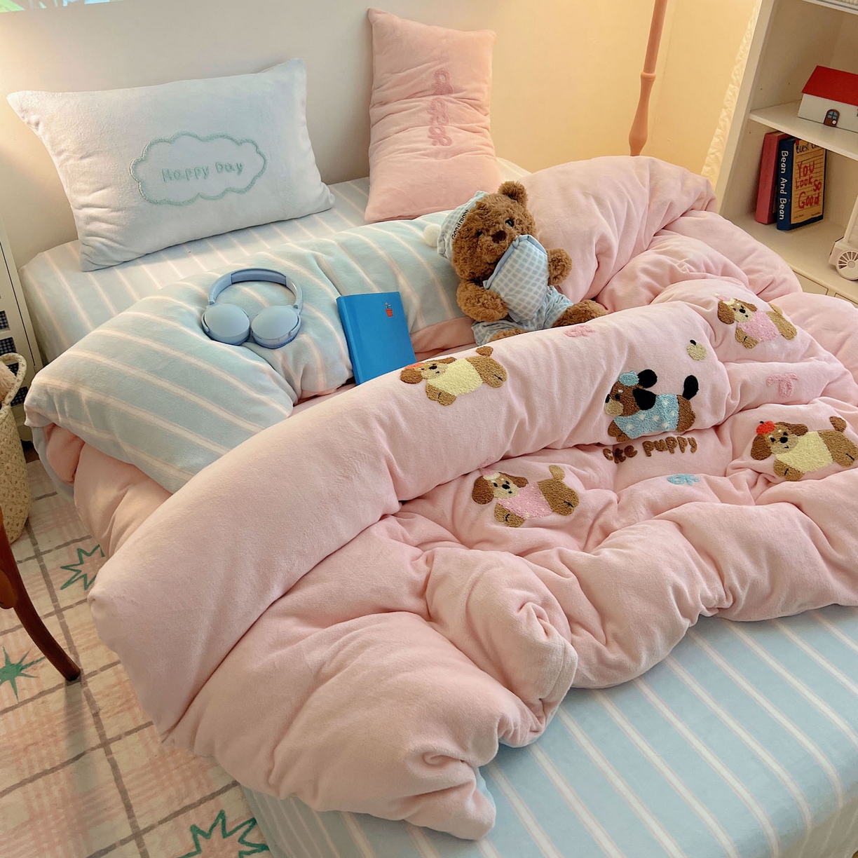 91家纺网 家纺一手货源 找家纺 盼季家纺 2025新款卡通毛巾绣牛奶绒保暖四件套 牛奶绒毛巾绣-狗狗腊肠