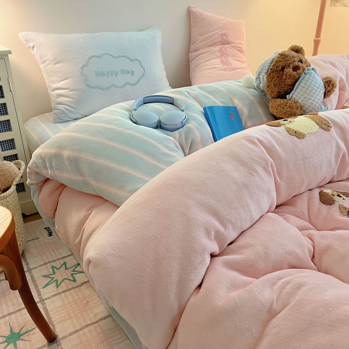 91家纺网 家纺一手货源 找家纺 盼季家纺 2025新款卡通毛巾绣牛奶绒保暖四件套 牛奶绒毛巾绣-狗狗腊肠