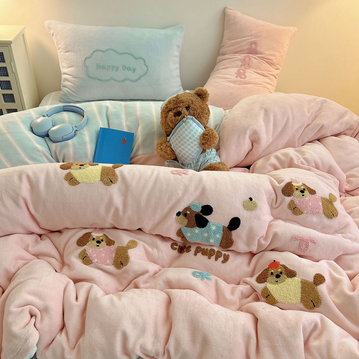 91家纺网 家纺一手货源 找家纺 盼季家纺 2025新款卡通毛巾绣牛奶绒保暖四件套 牛奶绒毛巾绣-狗狗腊肠