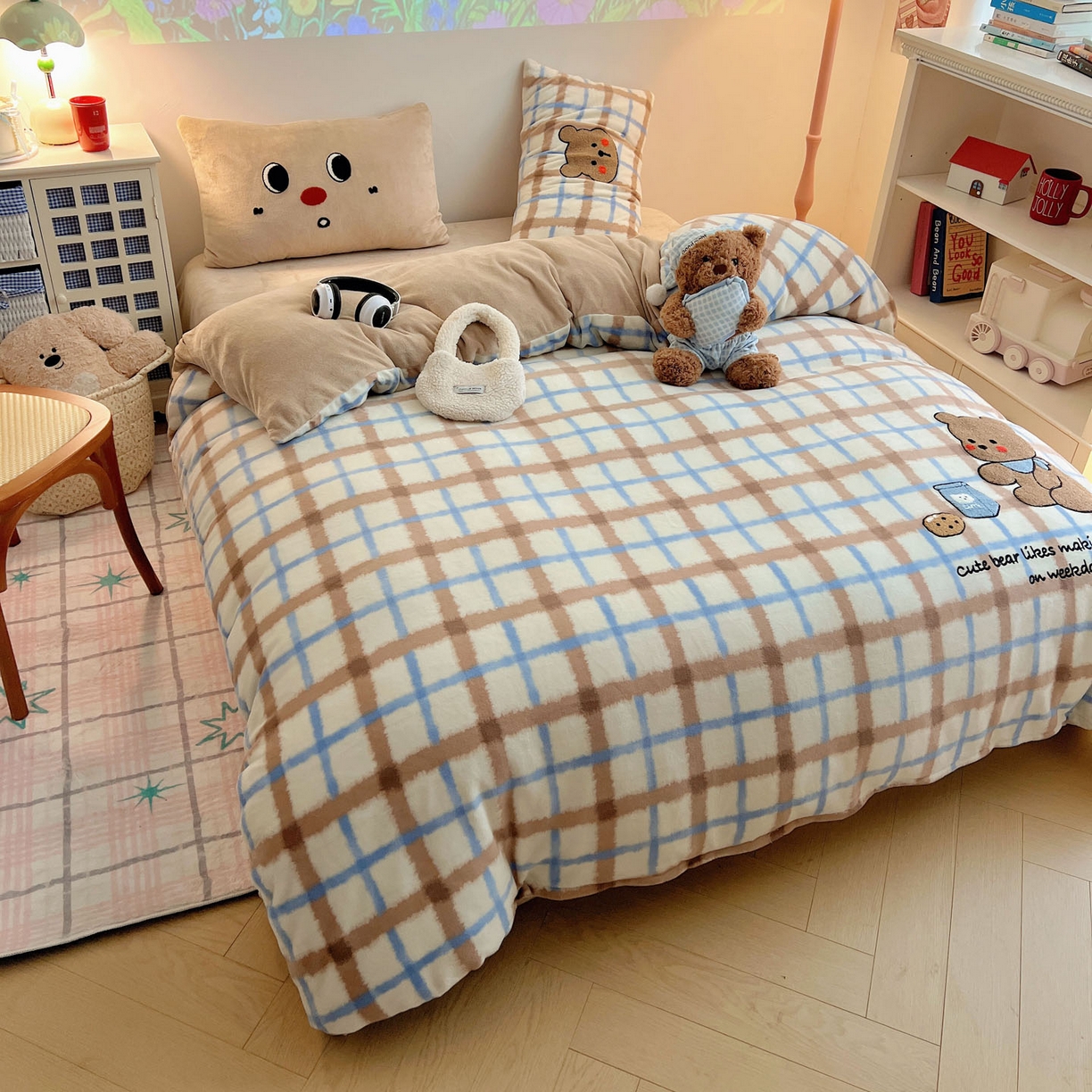 91家纺网 家纺一手货源 找家纺 盼季家纺 2025新款卡通毛巾绣牛奶绒保暖四件套 牛奶绒毛巾绣-蓝白小熊