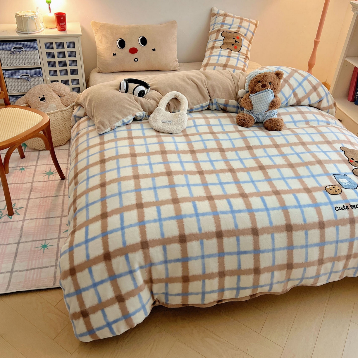 91家纺网 家纺一手货源 找家纺 盼季家纺 2025新款卡通毛巾绣牛奶绒保暖四件套 牛奶绒毛巾绣-蓝白小熊