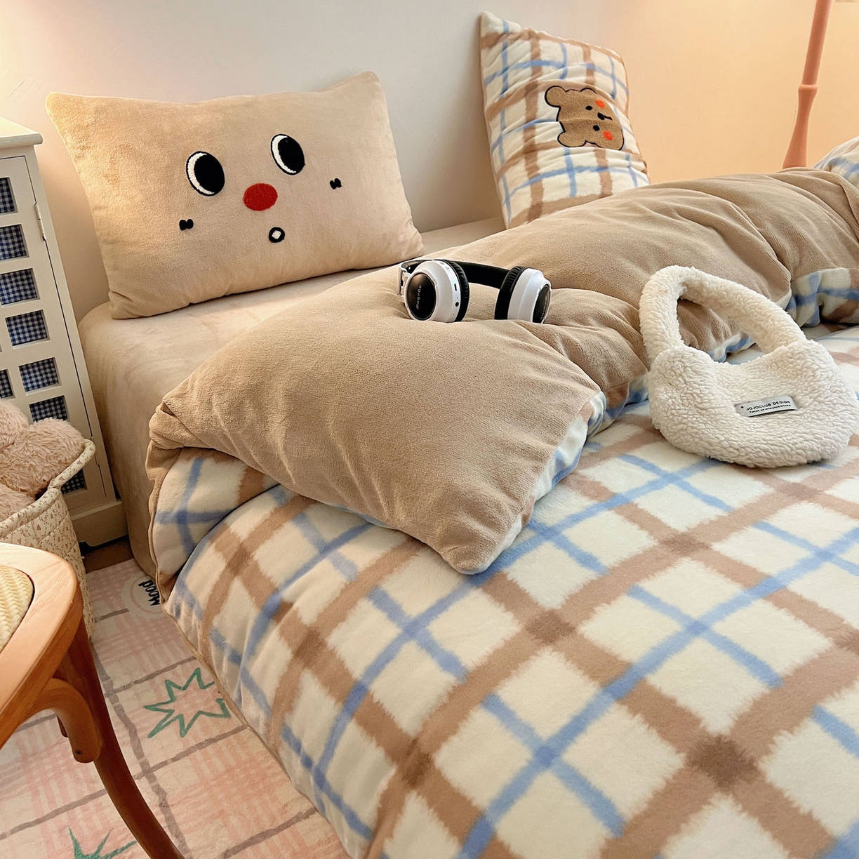 91家纺网 家纺一手货源 找家纺 盼季家纺 2025新款卡通毛巾绣牛奶绒保暖四件套 牛奶绒毛巾绣-蓝白小熊