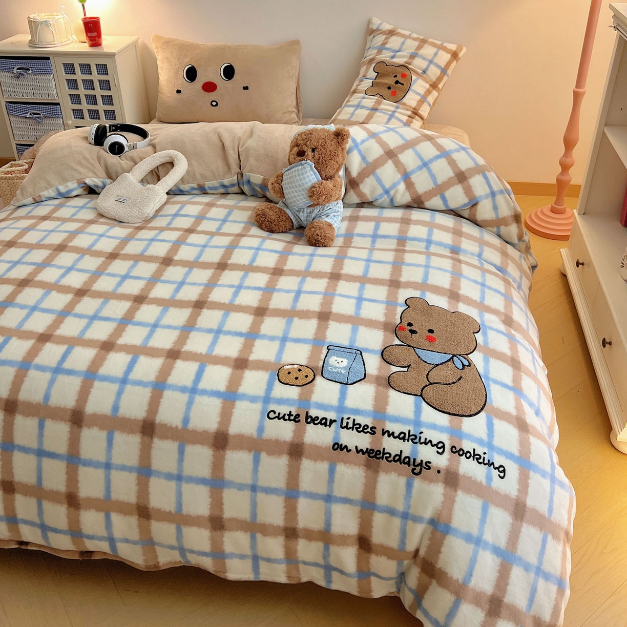 91家纺网 家纺一手货源 找家纺 盼季家纺 2025新款卡通毛巾绣牛奶绒保暖四件套 牛奶绒毛巾绣-蓝白小熊