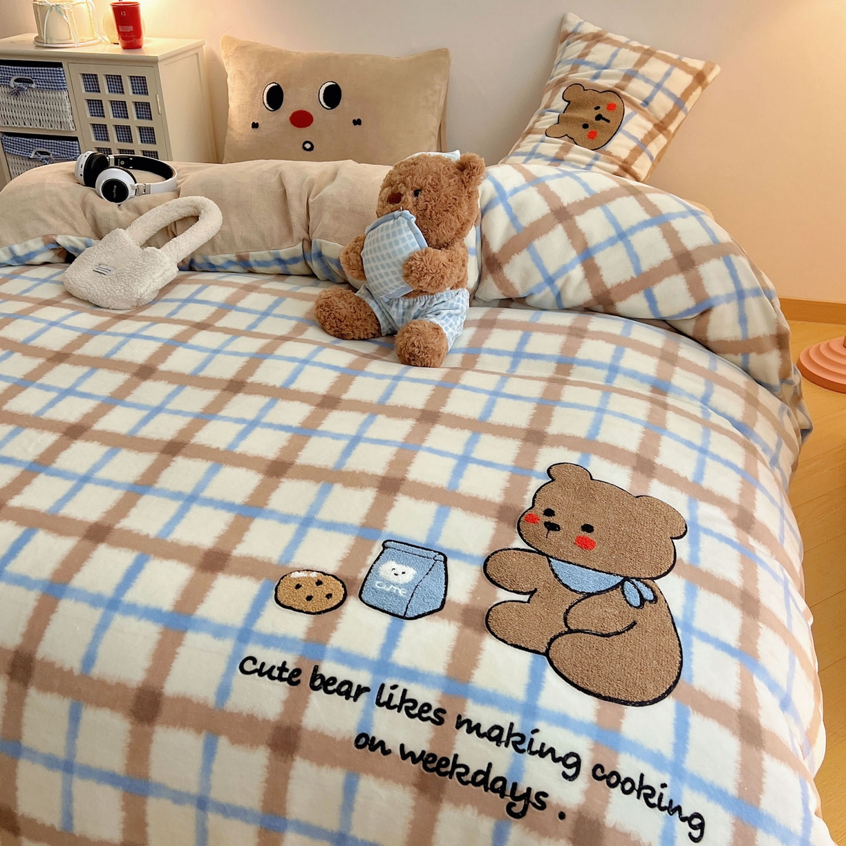 91家纺网 家纺一手货源 找家纺 盼季家纺 2025新款卡通毛巾绣牛奶绒保暖四件套 牛奶绒毛巾绣-蓝白小熊