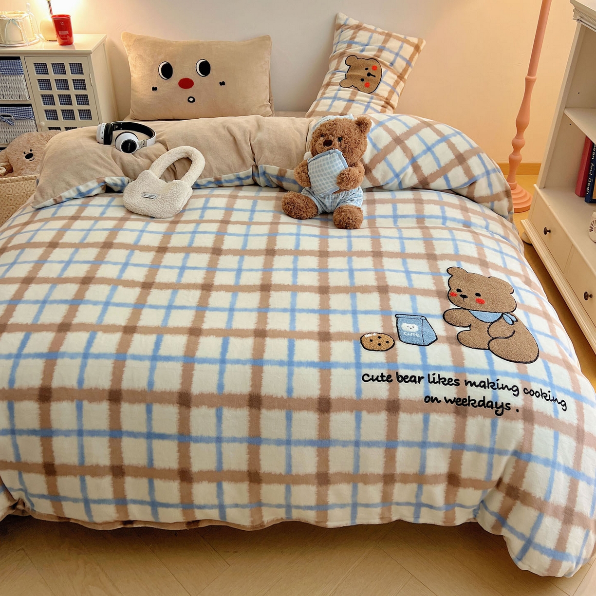 91家纺网 家纺一手货源 找家纺 盼季家纺 2025新款卡通毛巾绣牛奶绒保暖四件套 牛奶绒毛巾绣-蓝白小熊