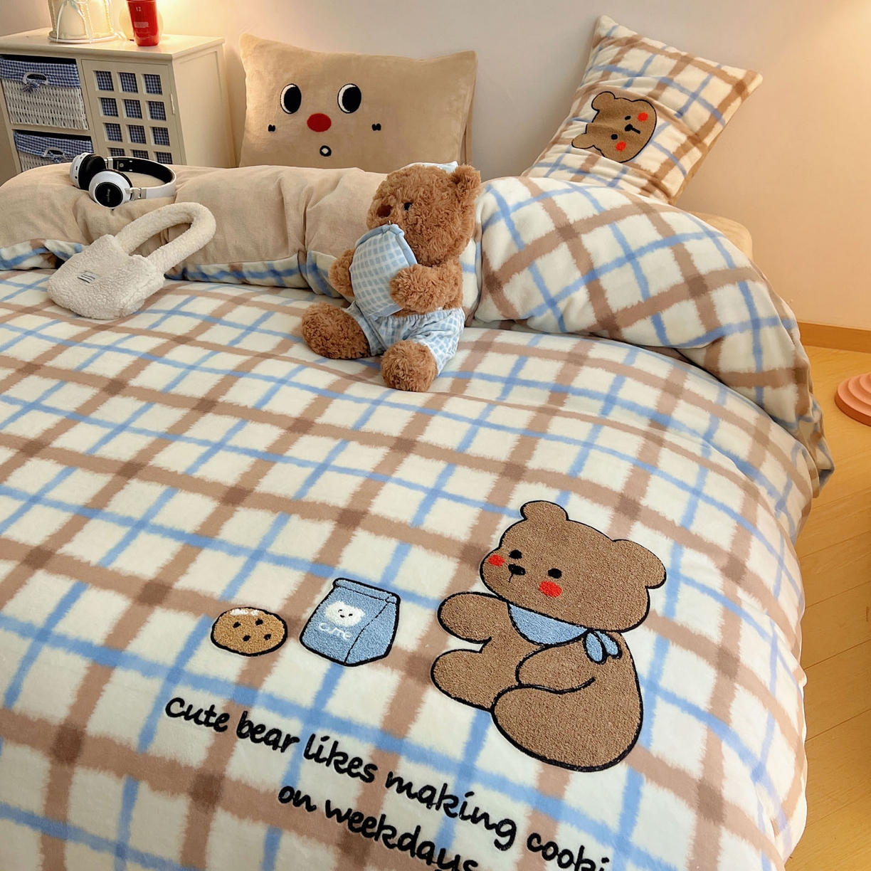 91家纺网 家纺一手货源 找家纺 盼季家纺 2025新款卡通毛巾绣牛奶绒保暖四件套 牛奶绒毛巾绣-蓝白小熊