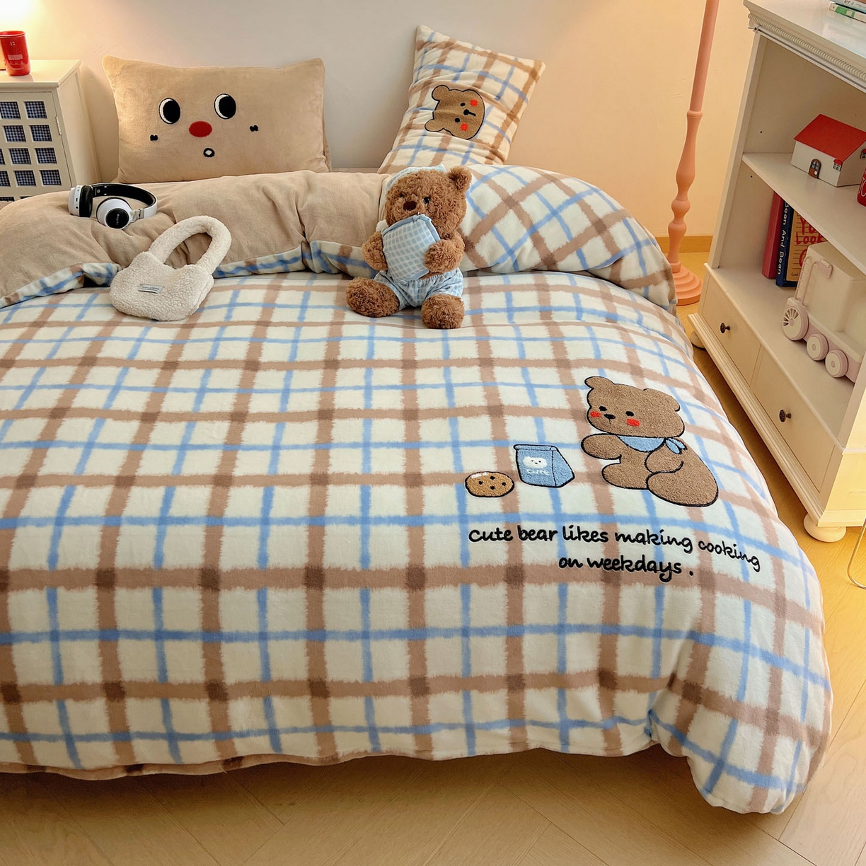 91家纺网 家纺一手货源 找家纺 盼季家纺 2025新款卡通毛巾绣牛奶绒保暖四件套 牛奶绒毛巾绣-蓝白小熊