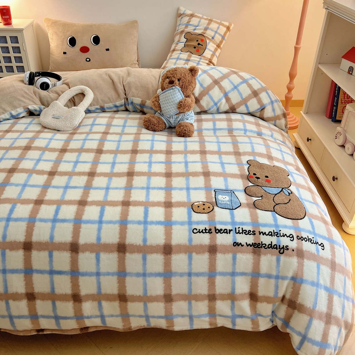 91家纺网 家纺一手货源 找家纺 盼季家纺 2025新款卡通毛巾绣牛奶绒保暖四件套 牛奶绒毛巾绣-蓝白小熊