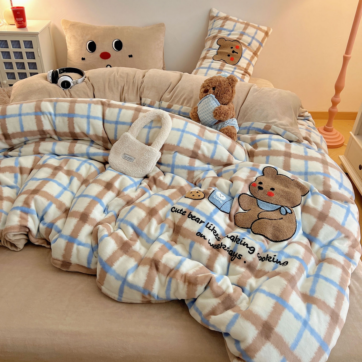 91家纺网 家纺一手货源 找家纺 盼季家纺 2025新款卡通毛巾绣牛奶绒保暖四件套 牛奶绒毛巾绣-蓝白小熊