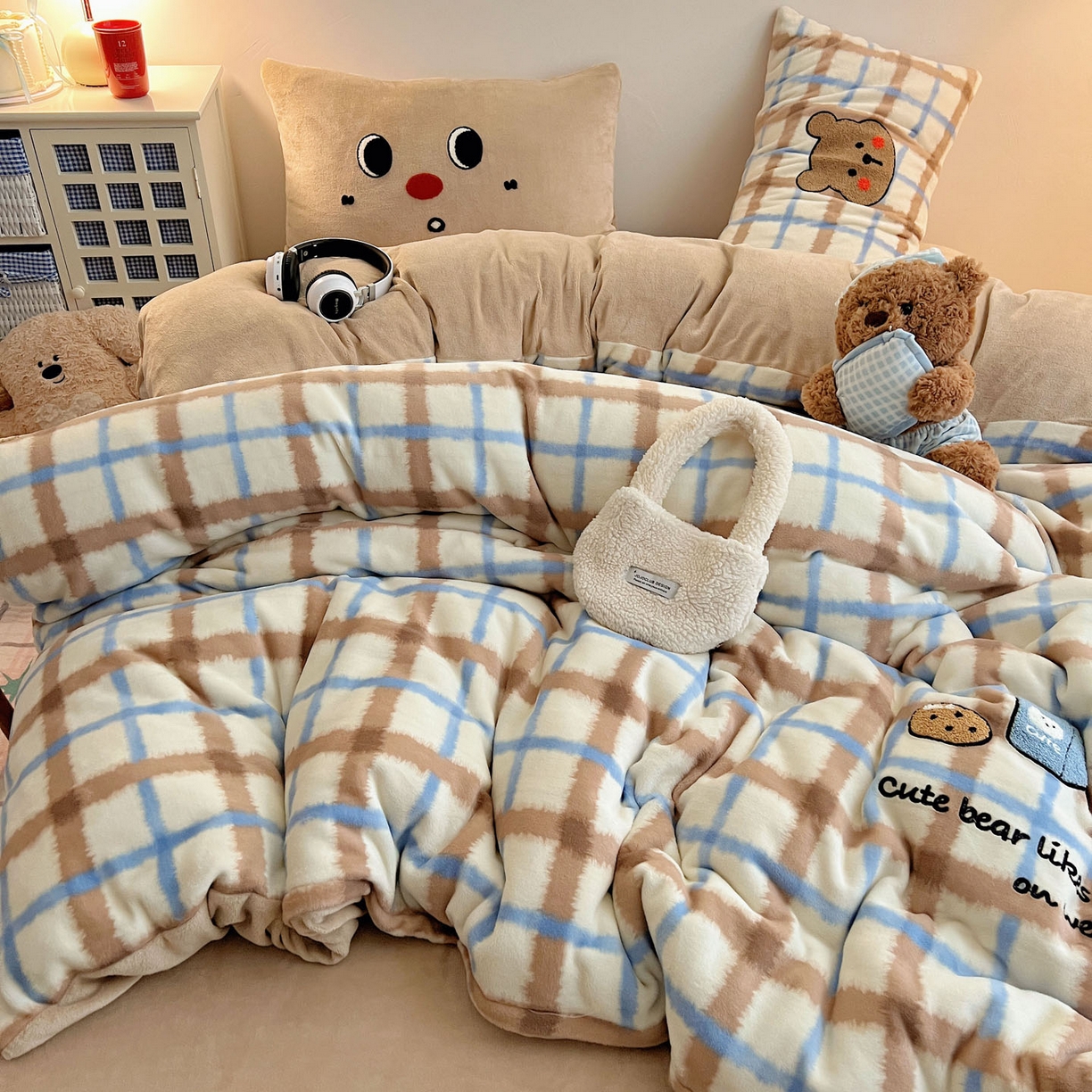 91家纺网 家纺一手货源 找家纺 盼季家纺 2025新款卡通毛巾绣牛奶绒保暖四件套 牛奶绒毛巾绣-蓝白小熊