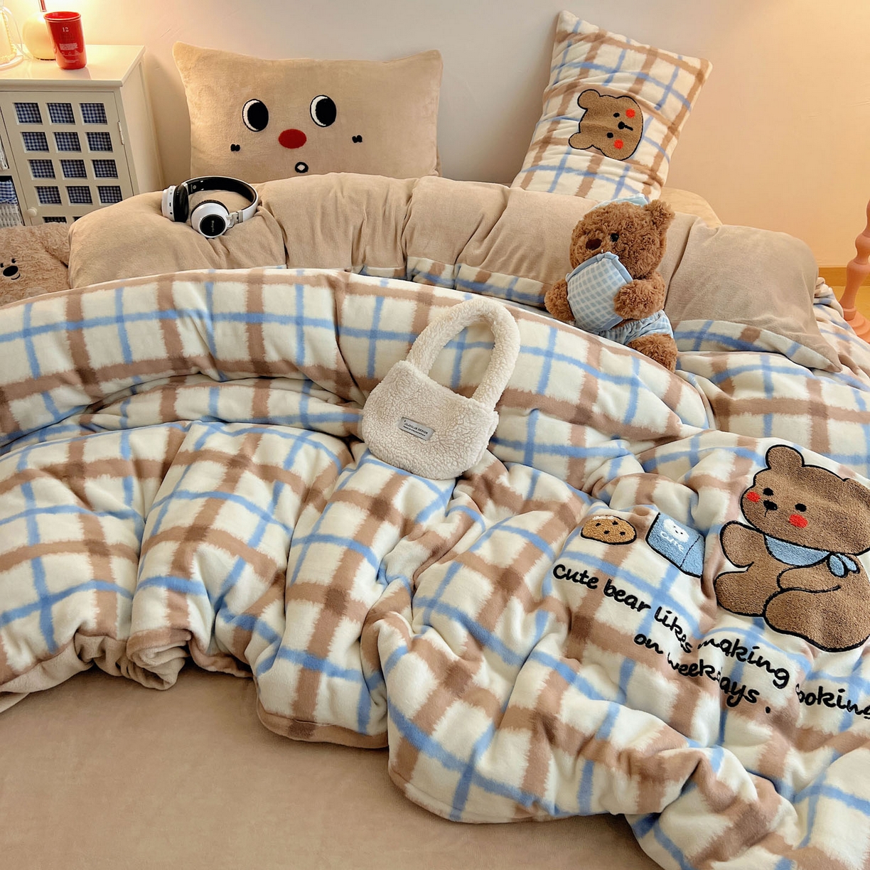 91家纺网 家纺一手货源 找家纺 盼季家纺 2025新款卡通毛巾绣牛奶绒保暖四件套 牛奶绒毛巾绣-蓝白小熊