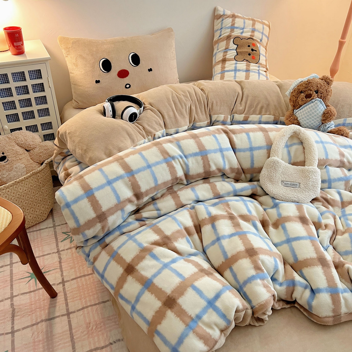 91家纺网 家纺一手货源 找家纺 盼季家纺 2025新款卡通毛巾绣牛奶绒保暖四件套 牛奶绒毛巾绣-蓝白小熊