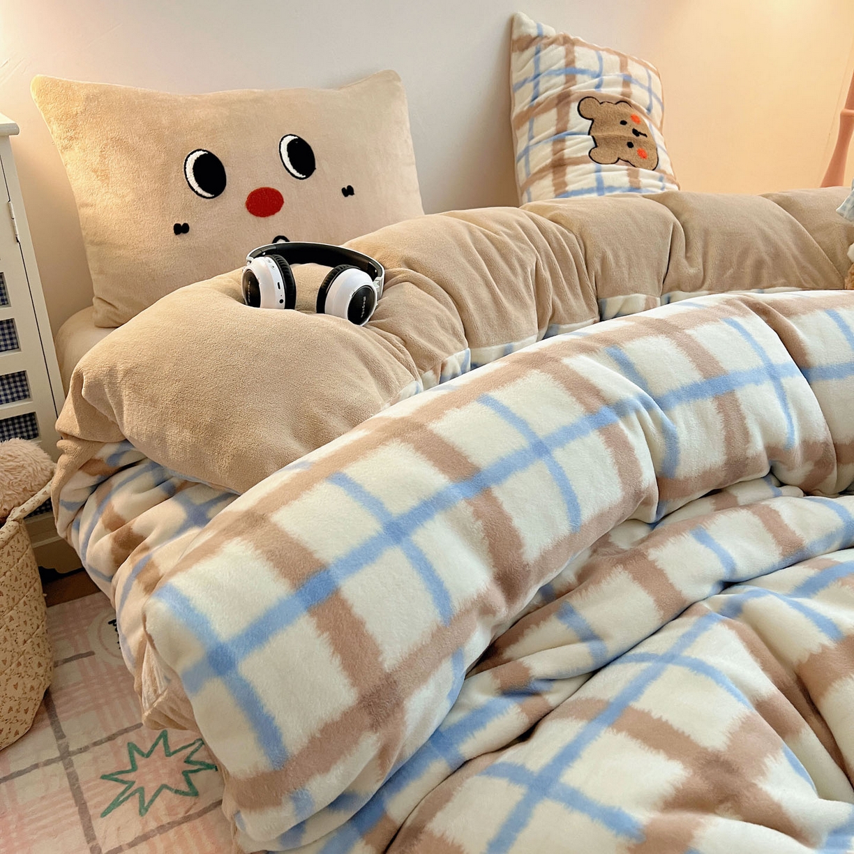 91家纺网 家纺一手货源 找家纺 盼季家纺 2025新款卡通毛巾绣牛奶绒保暖四件套 牛奶绒毛巾绣-蓝白小熊