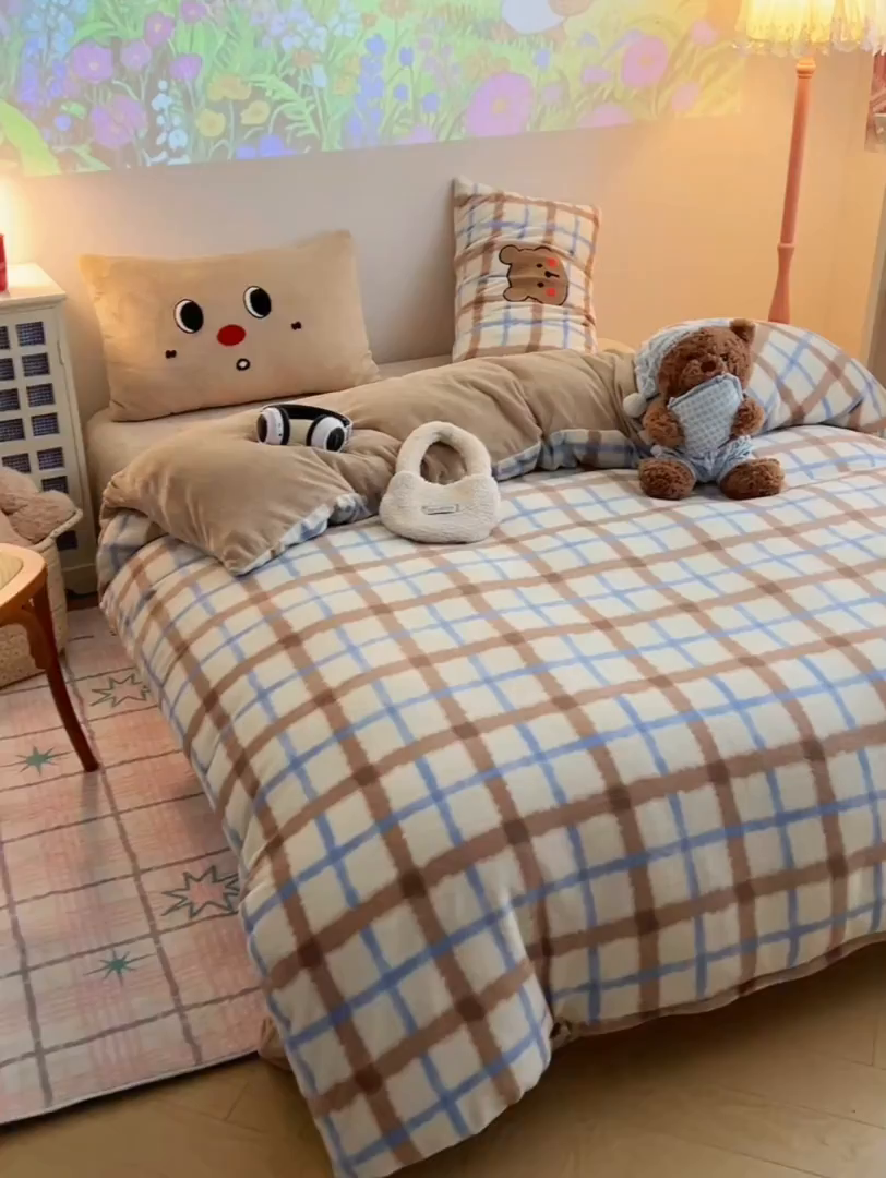 91家纺网 家纺一手货源 找家纺 盼季家纺 2025新款卡通毛巾绣牛奶绒保暖四件套 牛奶绒毛巾绣-蓝白小熊