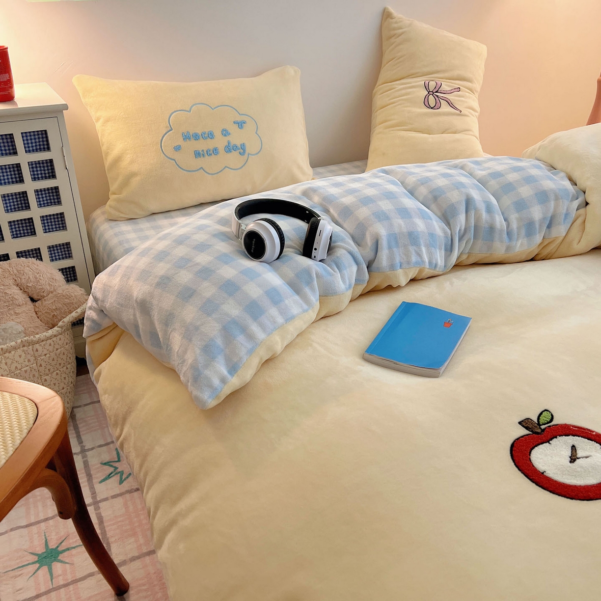 91家纺网 家纺一手货源 找家纺 盼季家纺 2025新款卡通毛巾绣牛奶绒保暖四件套 牛奶绒毛巾绣-蓝格猫咪酱