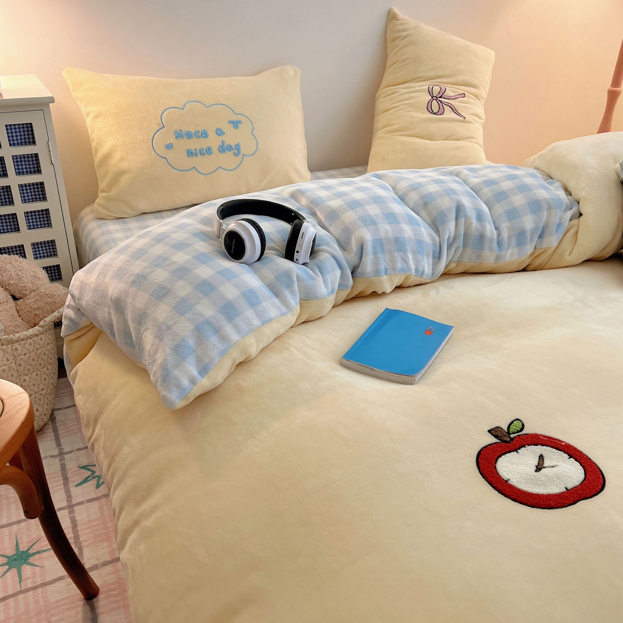 91家纺网 家纺一手货源 找家纺 盼季家纺 2025新款卡通毛巾绣牛奶绒保暖四件套 牛奶绒毛巾绣-蓝格猫咪酱