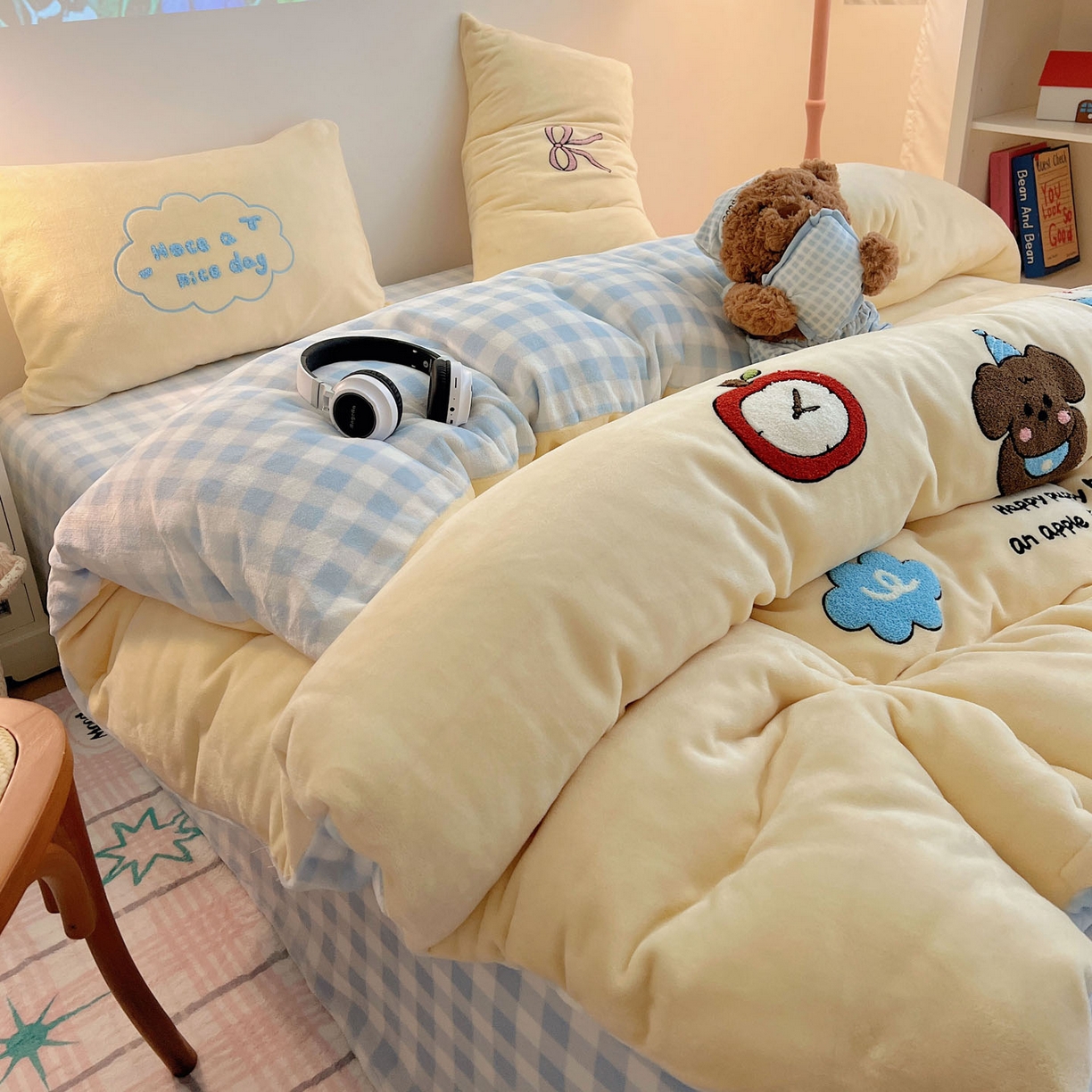 91家纺网 家纺一手货源 找家纺 盼季家纺 2025新款卡通毛巾绣牛奶绒保暖四件套 牛奶绒毛巾绣-蓝格猫咪酱