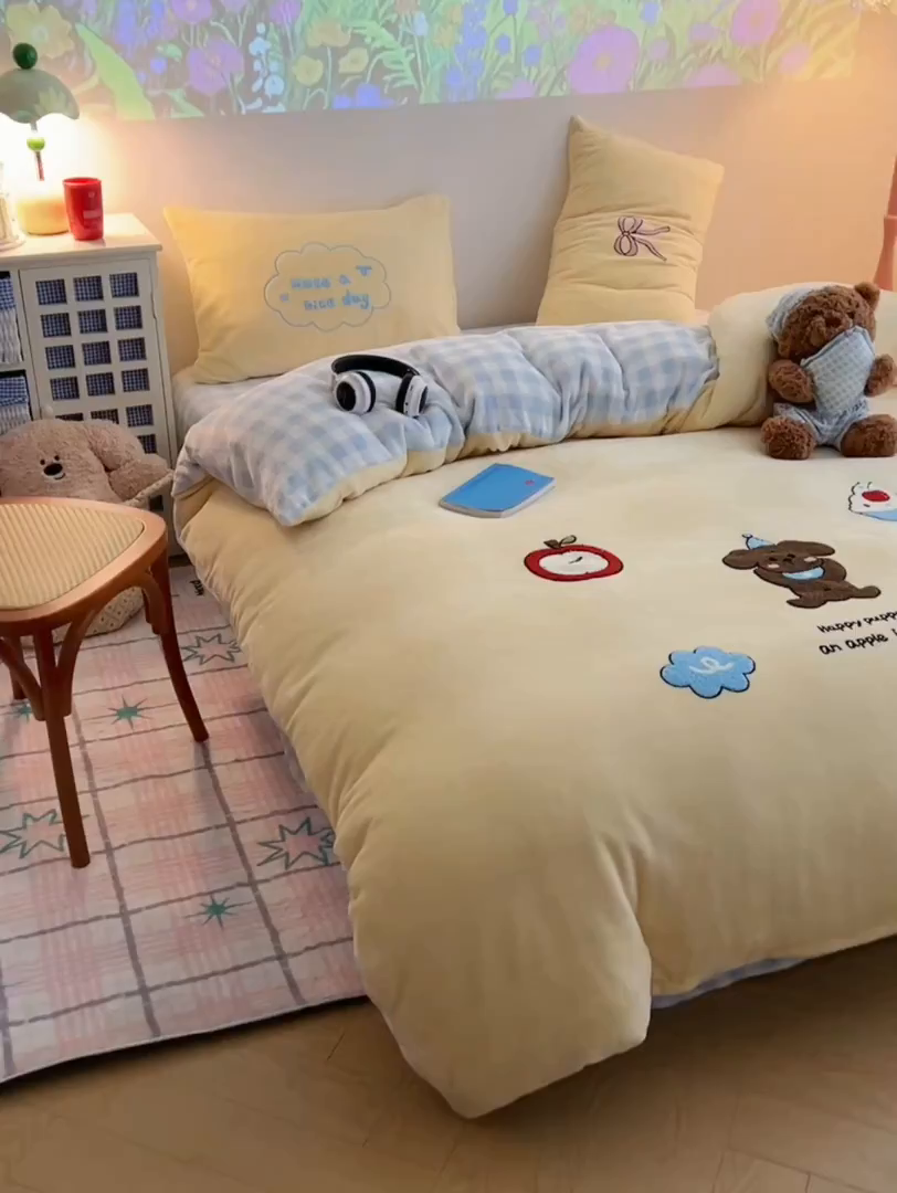 91家纺网 家纺一手货源 找家纺 盼季家纺 2025新款卡通毛巾绣牛奶绒保暖四件套 牛奶绒毛巾绣-蓝格猫咪酱