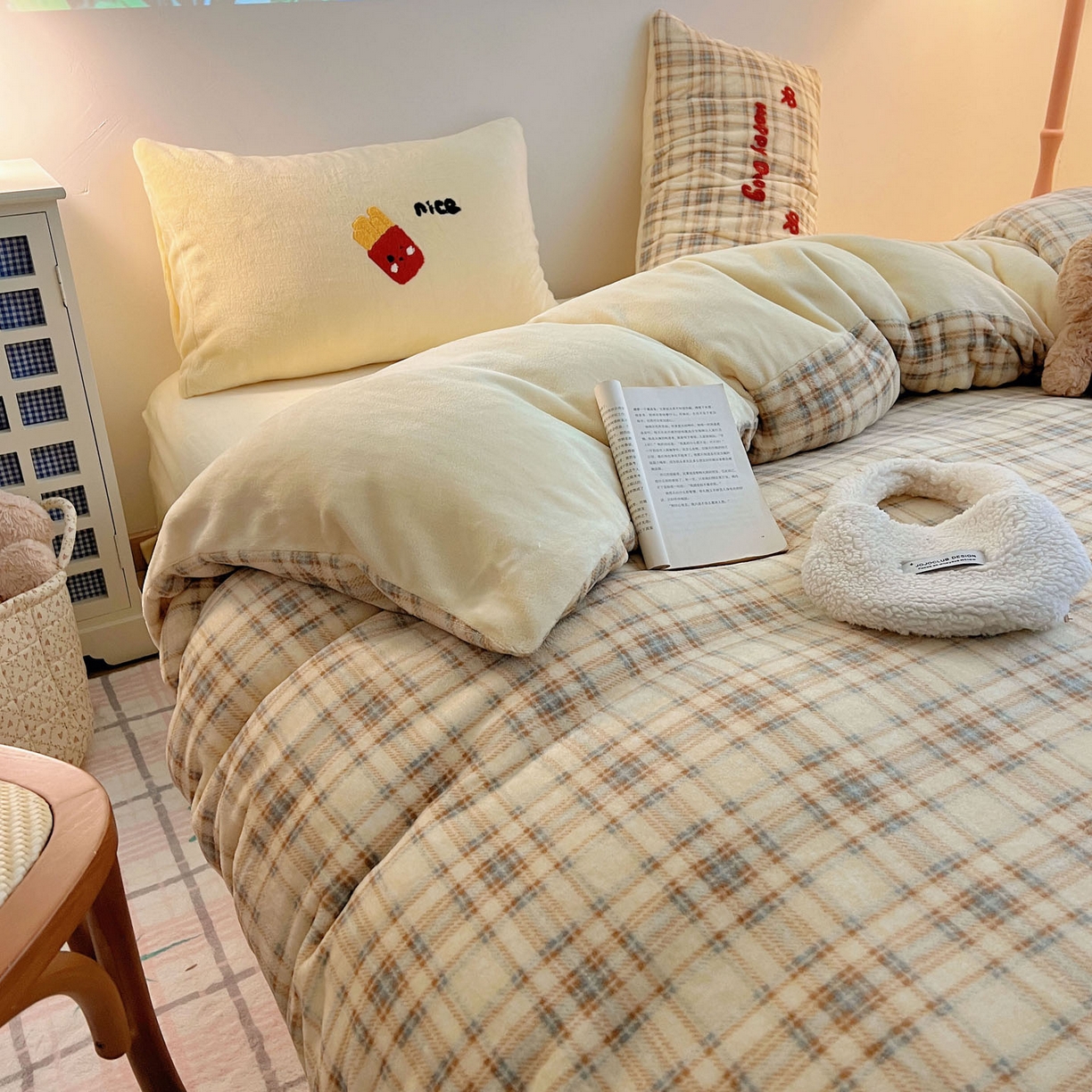 91家纺网 家纺一手货源 找家纺 盼季家纺 2025新款卡通毛巾绣牛奶绒保暖四件套 牛奶绒毛巾绣-薯条小熊