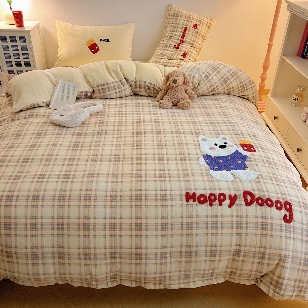 91家纺网 家纺一手货源 找家纺 盼季家纺 2025新款卡通毛巾绣牛奶绒保暖四件套 牛奶绒毛巾绣-薯条小熊