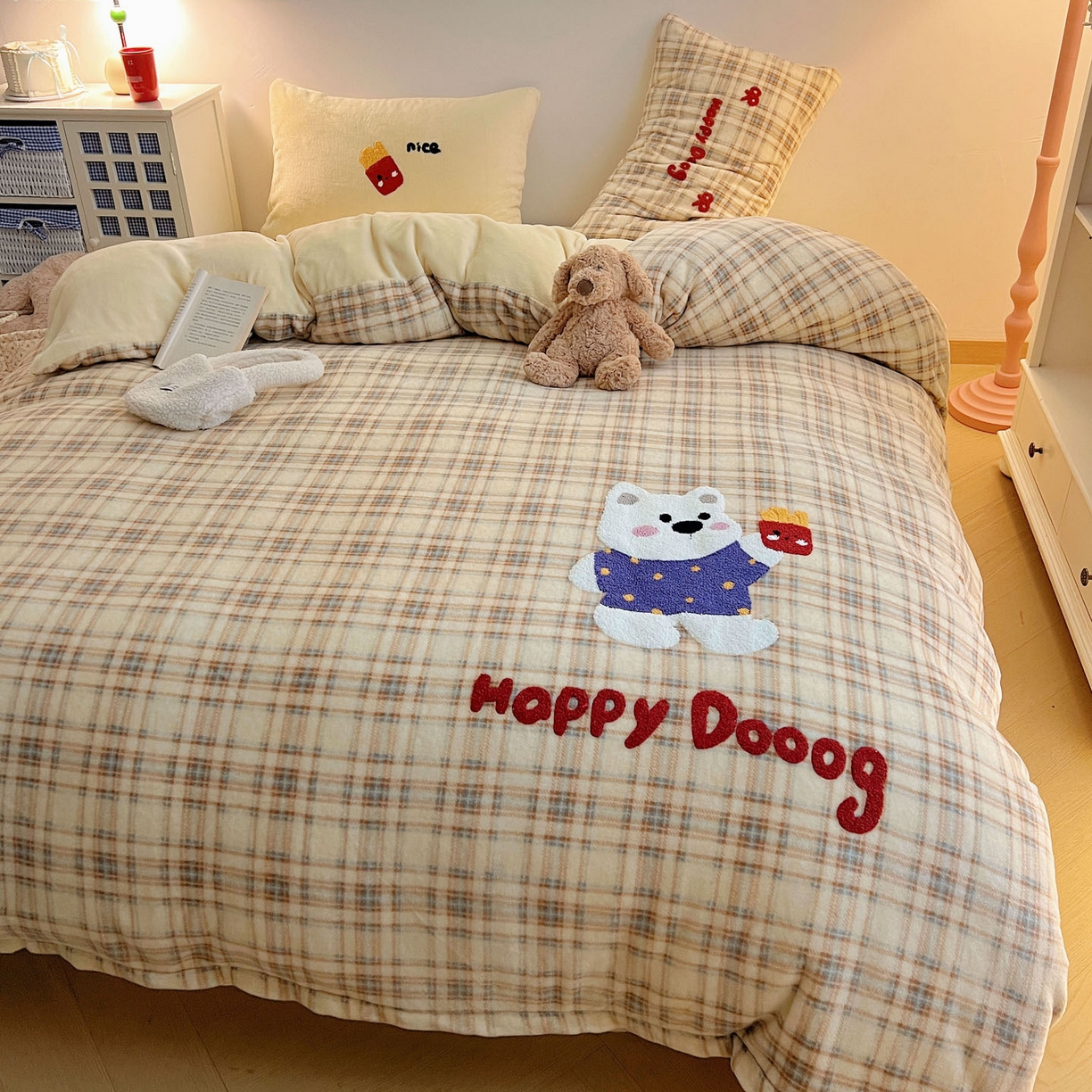 91家纺网 家纺一手货源 找家纺 盼季家纺 2025新款卡通毛巾绣牛奶绒保暖四件套 牛奶绒毛巾绣-薯条小熊