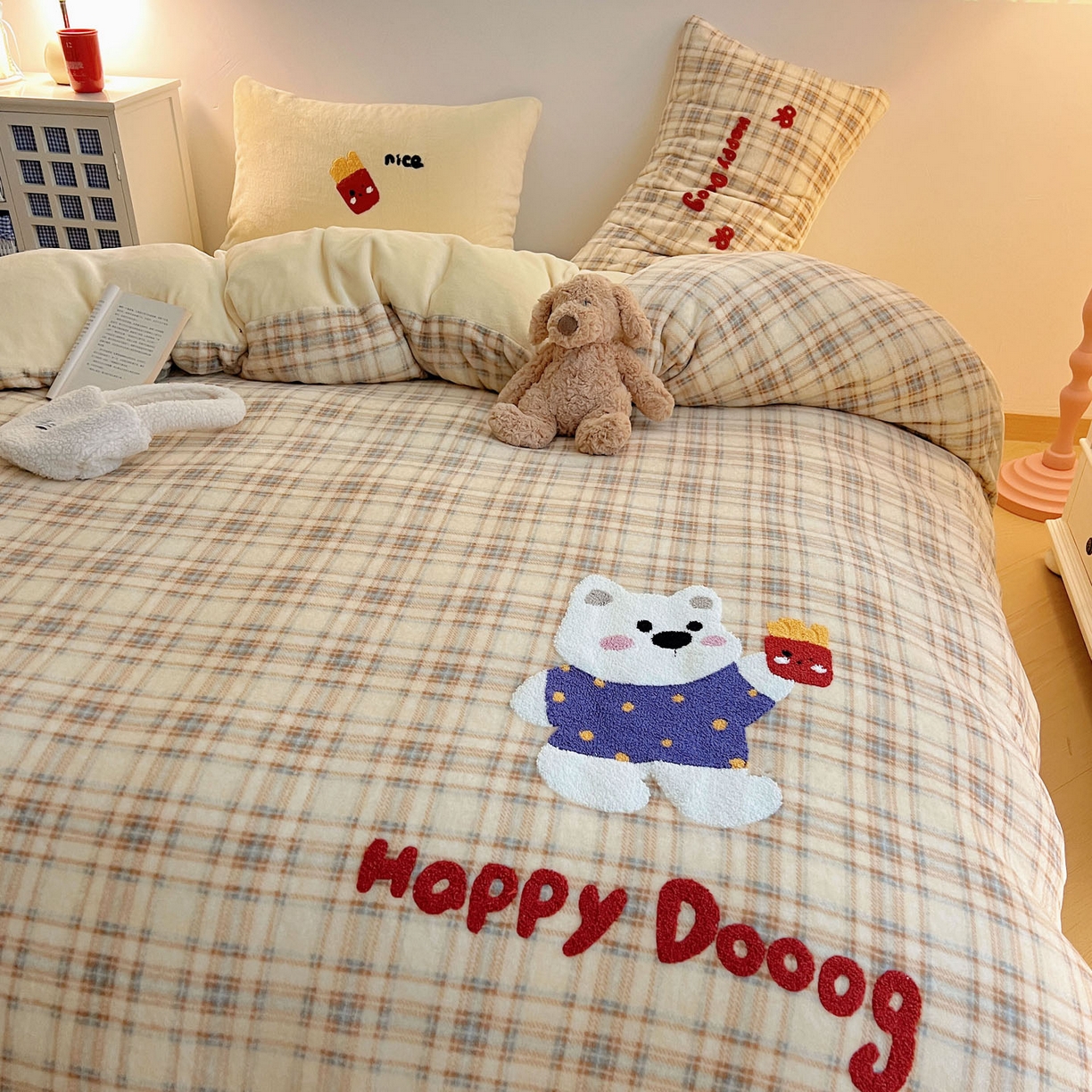 91家纺网 家纺一手货源 找家纺 盼季家纺 2025新款卡通毛巾绣牛奶绒保暖四件套 牛奶绒毛巾绣-薯条小熊