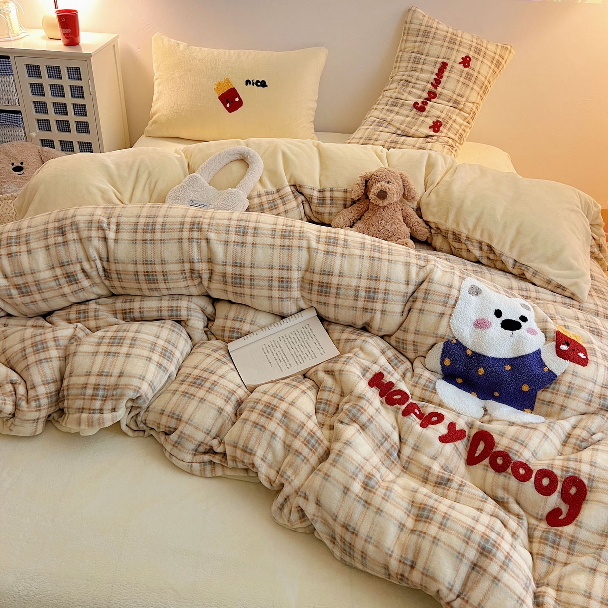 91家纺网 家纺一手货源 找家纺 盼季家纺 2025新款卡通毛巾绣牛奶绒保暖四件套 牛奶绒毛巾绣-薯条小熊