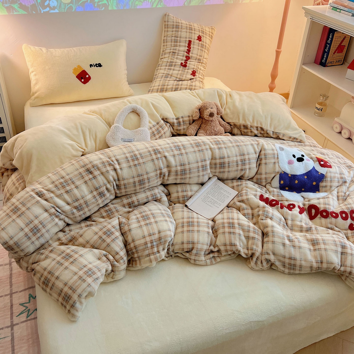 91家纺网 家纺一手货源 找家纺 盼季家纺 2025新款卡通毛巾绣牛奶绒保暖四件套 牛奶绒毛巾绣-薯条小熊