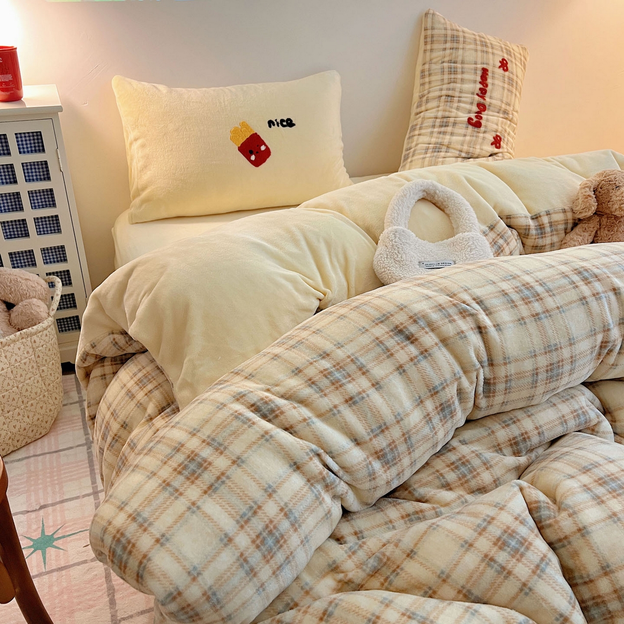 91家纺网 家纺一手货源 找家纺 盼季家纺 2025新款卡通毛巾绣牛奶绒保暖四件套 牛奶绒毛巾绣-薯条小熊