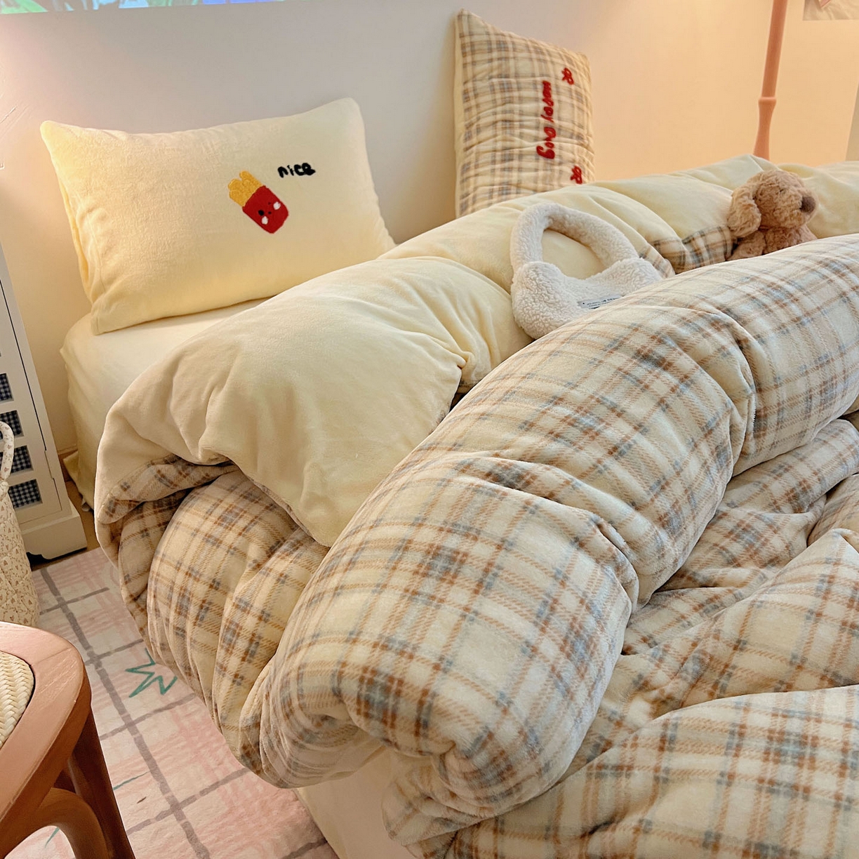 91家纺网 家纺一手货源 找家纺 盼季家纺 2025新款卡通毛巾绣牛奶绒保暖四件套 牛奶绒毛巾绣-薯条小熊