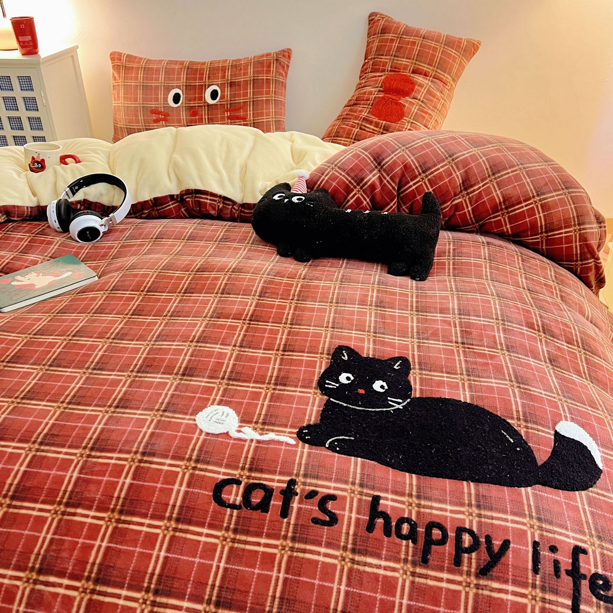 91家纺网 家纺一手货源 找家纺 盼季家纺 2025新款卡通毛巾绣牛奶绒保暖四件套 牛奶绒毛巾绣-丝带黑瞄