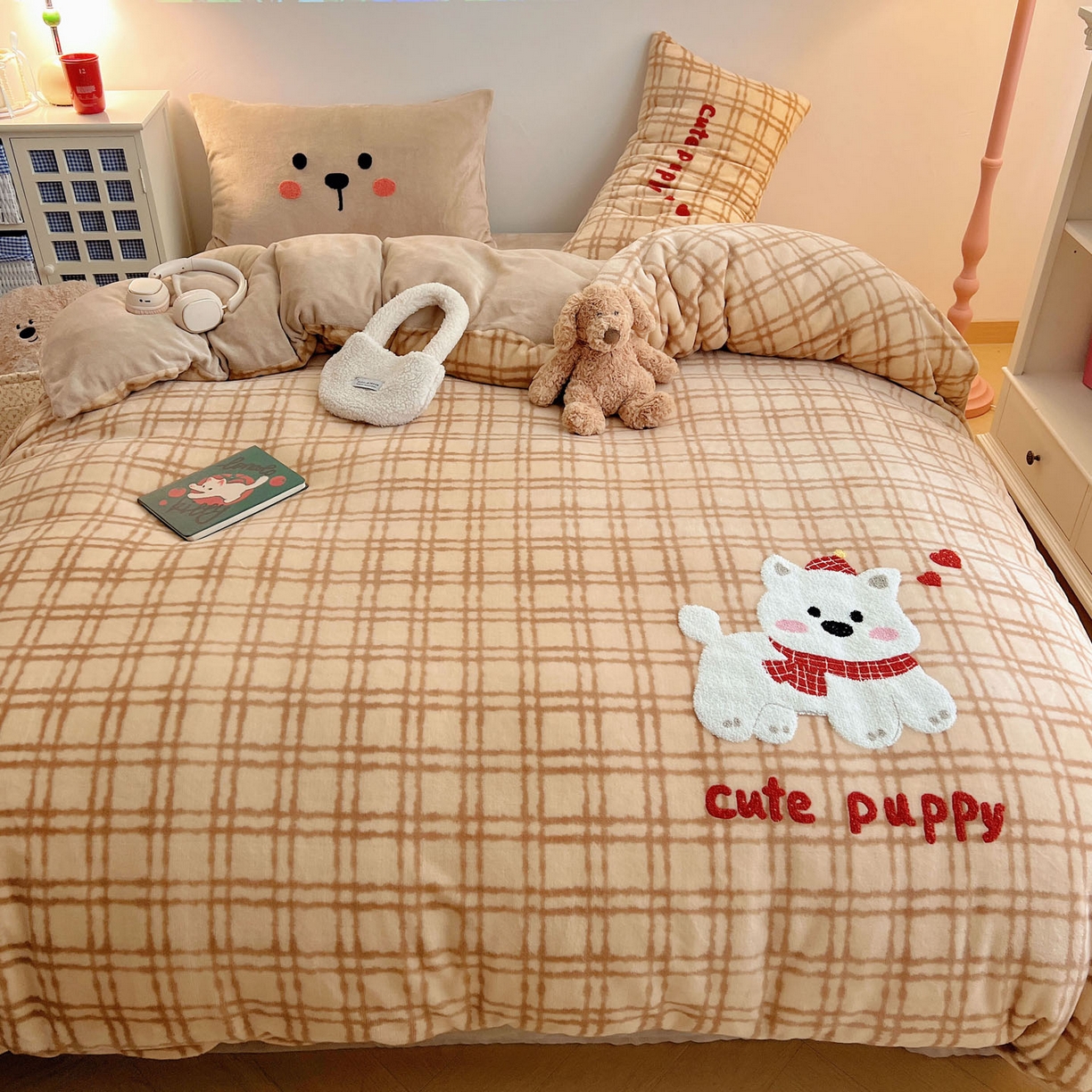 91家纺网 家纺一手货源 找家纺 盼季家纺 2025新款卡通毛巾绣牛奶绒保暖四件套 牛奶绒毛巾绣-围巾狗狗